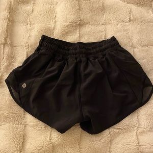 lululemon hotty hot 2.5 inch shorts